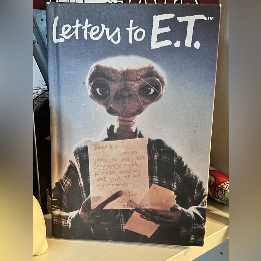 E.T. Book - Picture 1 of 4